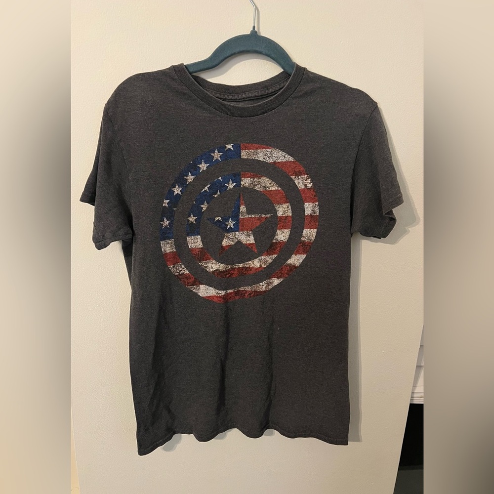 Avenger Gray and Red Short Sleeve Tee with Vintage Flag Design